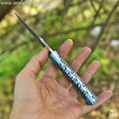 Ergonomic Pinecone Handle on Damascus Steel Camping Knife – Non-Slip Grip for Heavy-Duty Use.