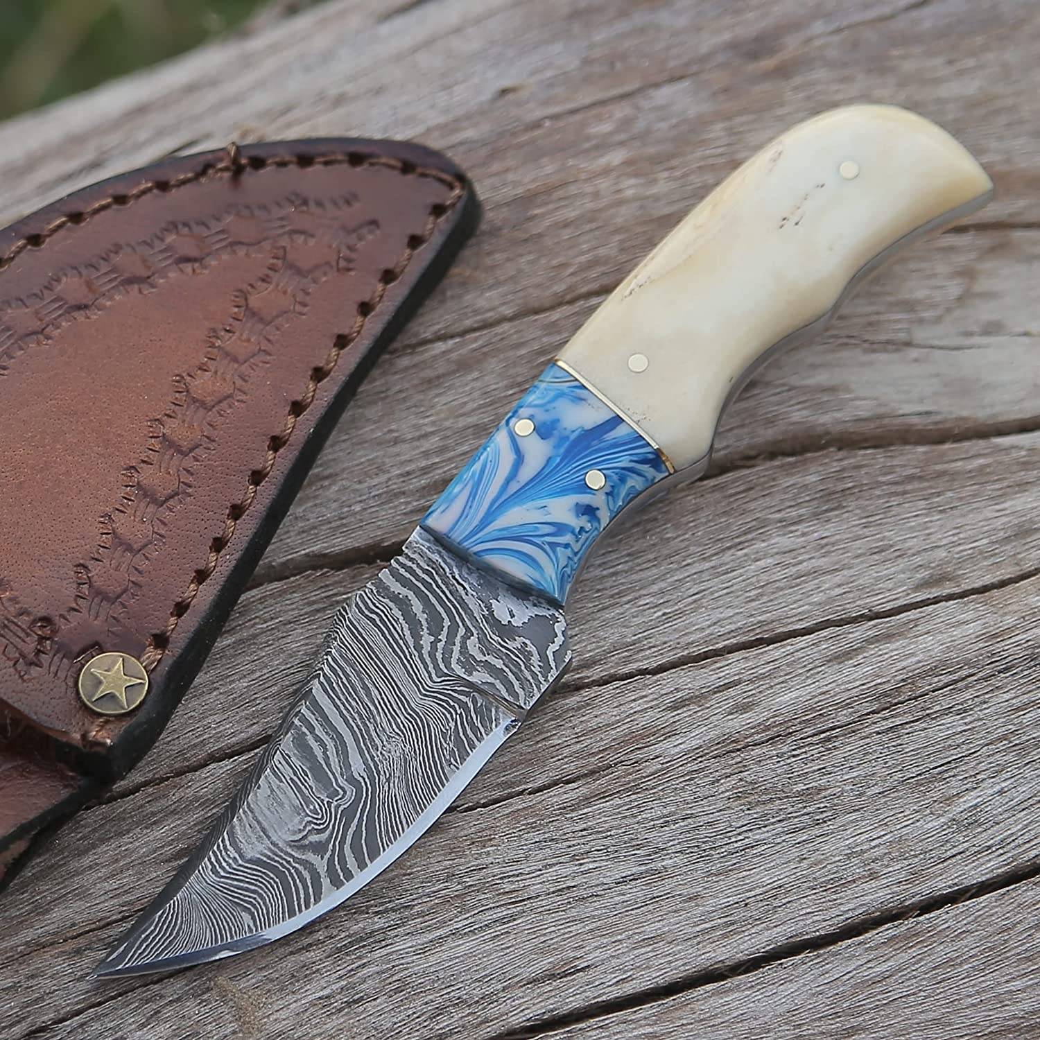 Custom handmade Damascus steel hunting knife