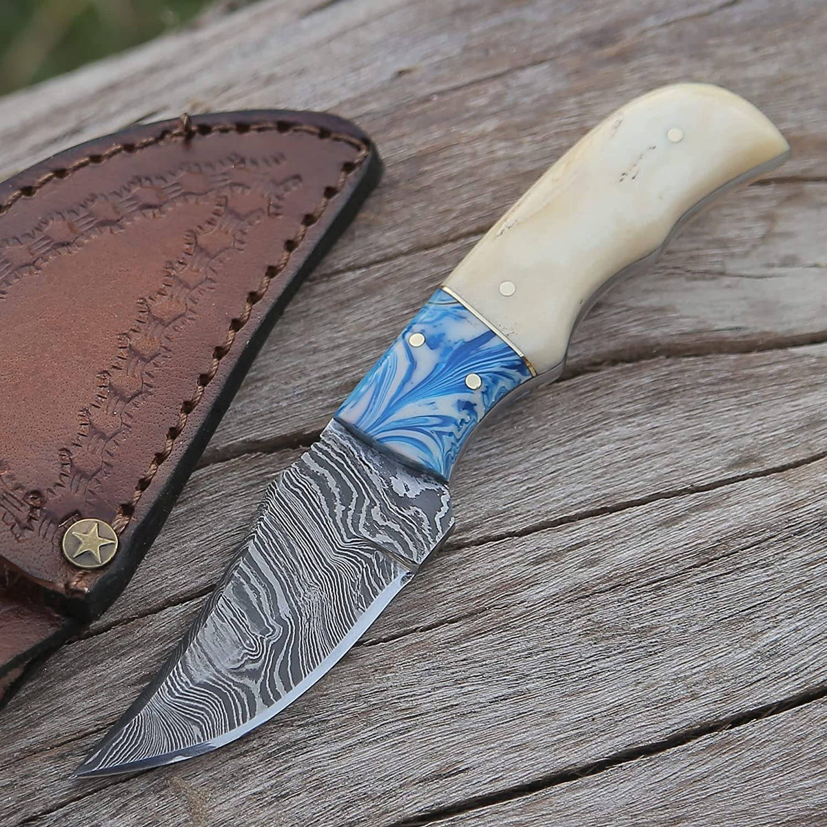 Custom handmade Damascus steel hunting knife