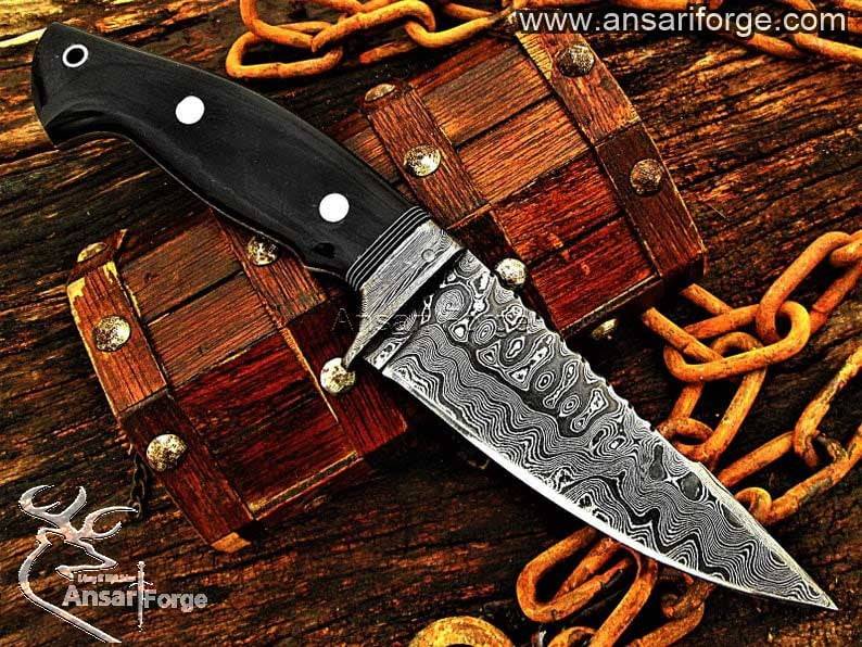 Damascus steel handmade hunting knife.