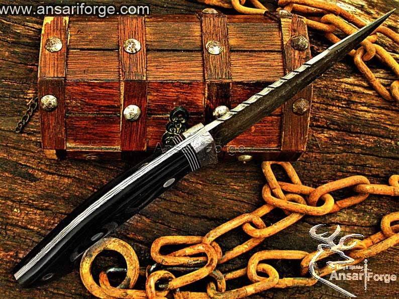 Damascus steel handmade hunting knife.