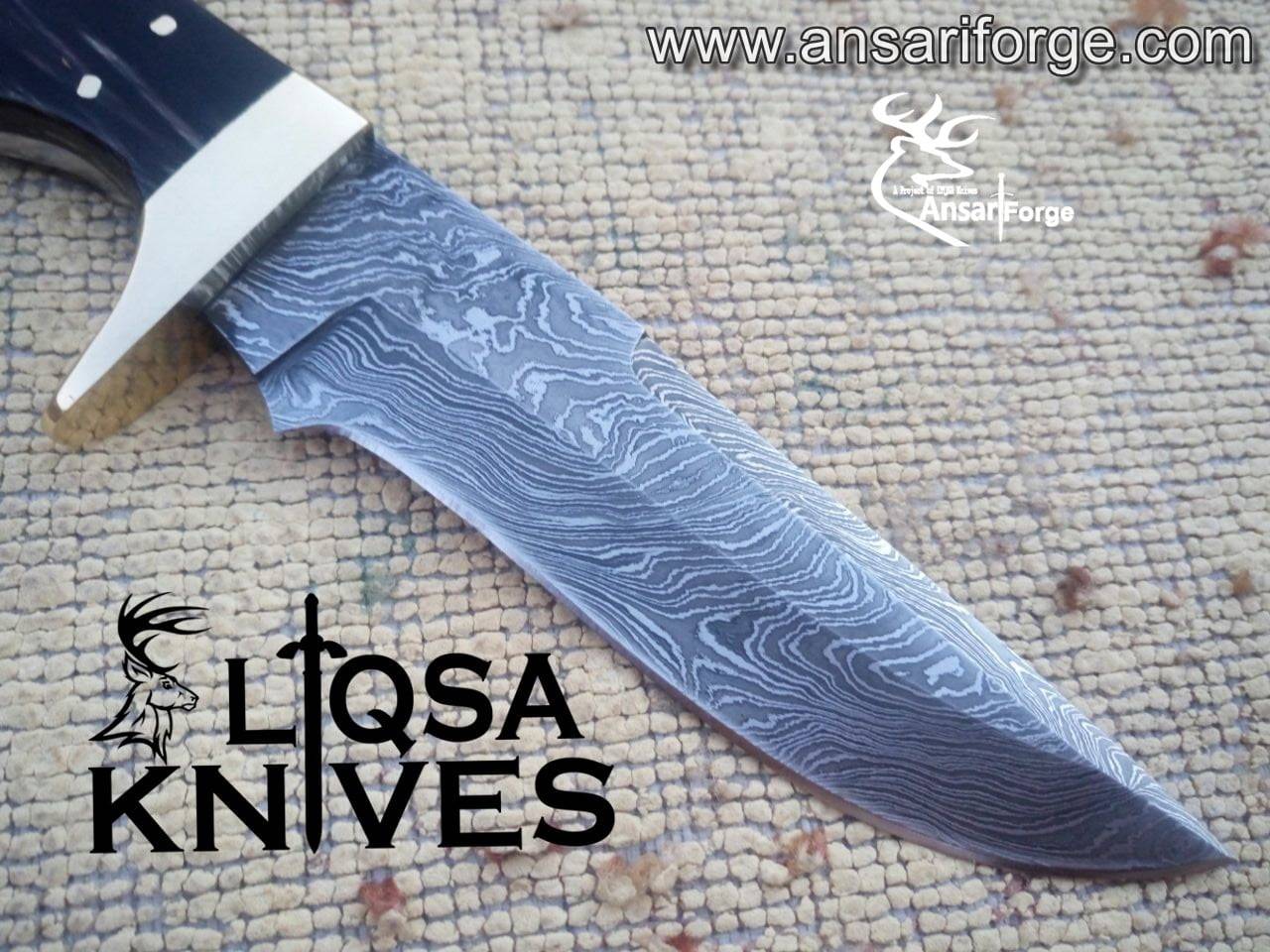 600 layers drop point blade of custom Damascus steel hunting knife.