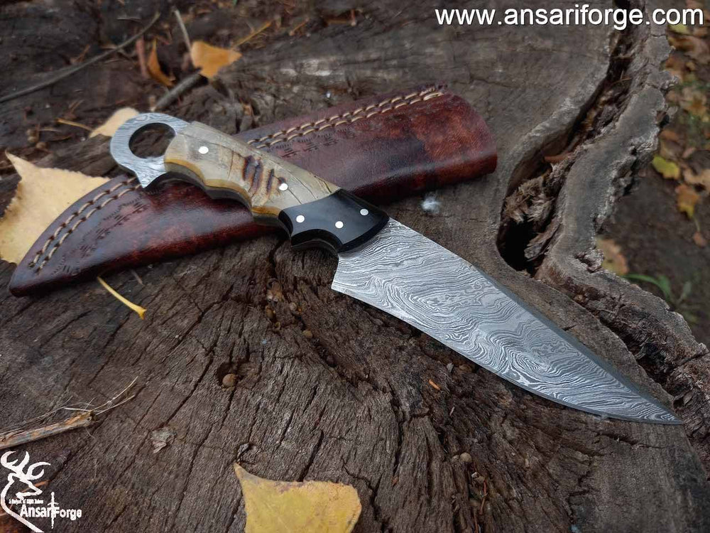 Damascus steel fixed blade hunting knife horn handle and leather sheath