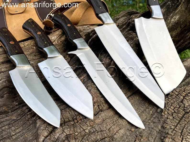 "Hōchō Setto, a professional chef's knife set with five knives and a leather roll bag."
