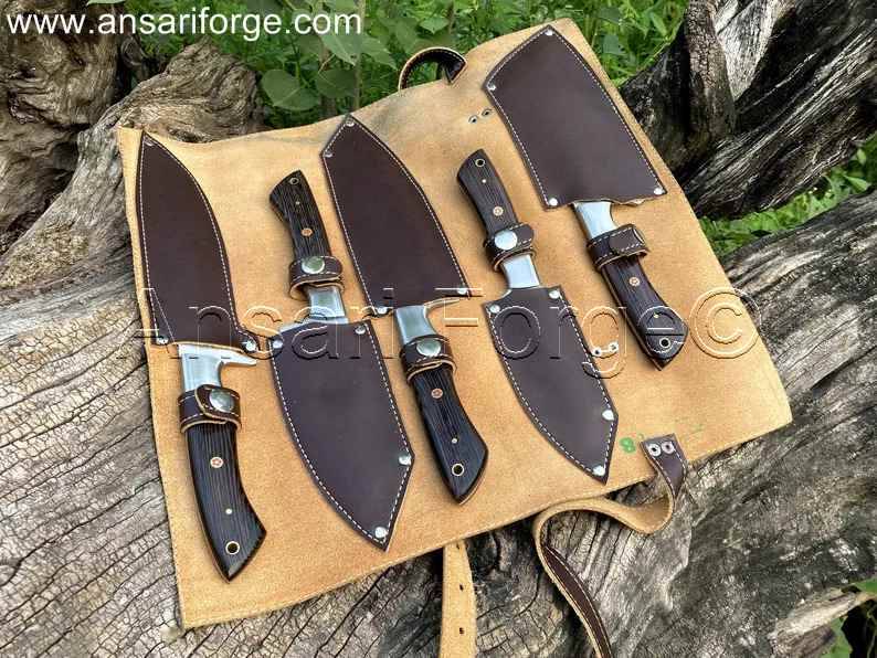 Chef Knife Set in Genuine Leather Roll Bag – A complete view of the 5-piece Hōchō setto chef knife set displayed inside a cowhide leather roll bag.