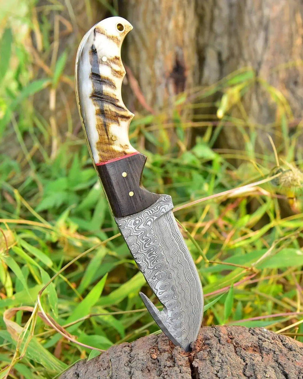 Gift idea for hunters: Damascus skinning knife with leather sheath.