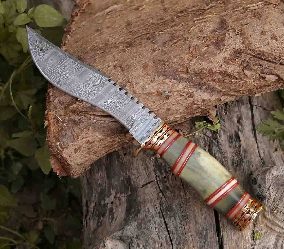 Hand-forged twist damascus steel blade of the Razor's Edge hunting knife